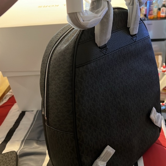 Large Brand new Abbey Backpack and matching wallet! - Picture 7 of 10